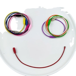 Bunte kunststoffbeschichtete Drahtschlüsselanhänger in Smiley-Form auf weißem Tablett