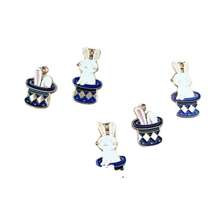Charmants pendentifs lapin dans un chapeau magique pour bijoux DIY avec bordure dorée et émail