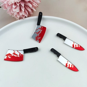 Détails de breloques couteaux ensanglantés dans un plat pour bijoux DIY d'Halloween