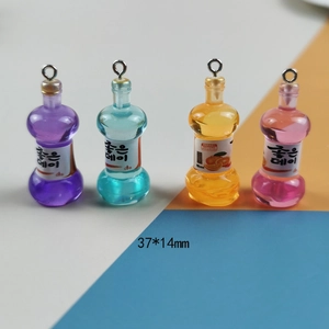 Miniatur Harz Getränkeflaschen Anhänger in vier Farben für DIY Schmuck und Schlüsselanhänger