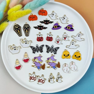 Lot de breloques d'Halloween en émail avec citrouilles, fantômes et chauves-souris