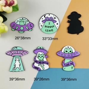 Breloques chat OVNI extraterrestre en acrylique pour bijoux en violet pastel et menthe