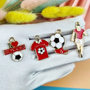 Lot de breloques émaillées sur le football avec maillot et joueur pour bijoux DIY