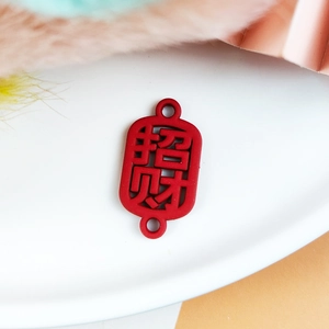 Vue macro d'un connecteur chinois Zhaocai rouge ajouré pour la création de bijoux