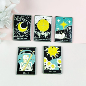Makroaufnahme von Halloween-Tarotkarten-Anhängern aus Acryl für DIY-Schmuckzubehör