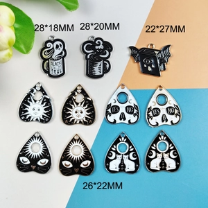 Pendentifs gothiques en émail noir et blanc avec motifs mystiques de soleil et lune