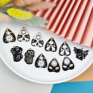 Ensemble de breloques en émail noir et blanc lune, soleil et chat pour bijoux DIY