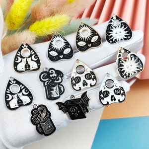 Pendentifs gothiques émaillés noir et blanc avec motifs de soleil lune chat et mystique