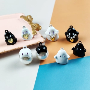 Süße Halloween-Geisteranhänger-Set in Schwarz-Weiß mit Perlenakzenten für DIY