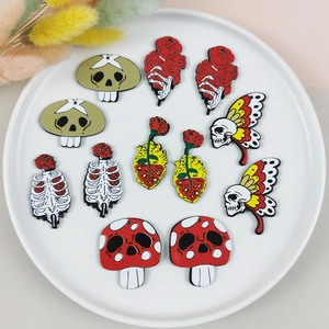 Pendentifs Halloween en acrylique avec motifs champignons crânes et papillons roses