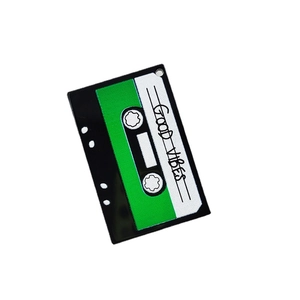 Pendentif cassette rétro avec texte Good Vibes et finition en émail vert et noir