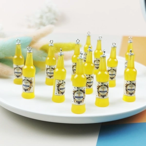 Miniatur-Flaschenanhänger aus gelbem Harz für DIY-Schmuck mit silbernen Ringen