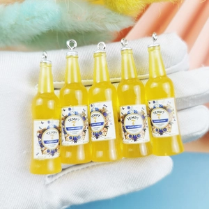 5er-Set Mini-Resin-Ciderflaschen-Anhänger mit Metallringen für DIY-Schmuck und Basteln