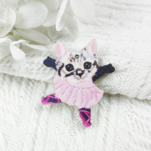 Dettaglio del ciondolo gatto in legno con tutù rosa per accessori di gioielleria fai da te