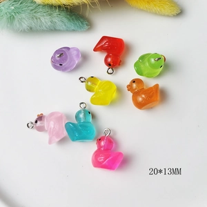 Set di 8 ciondoli a forma di anatra luminosa in resina per gioielli fai-da-te multicolore