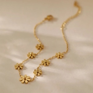 Elegant gold daisy flower chain bracelet made of stainless steel for women with lobster clasp