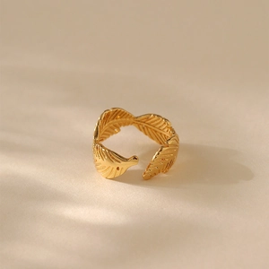 Nahaufnahme eines goldenen verstellbaren Rings mit feiner Blattstruktur