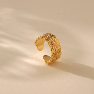 Vergoldeter verstellbarer offener Ring mit detaillierten 3D Gänseblümchen-Reliefmustern