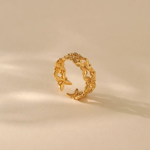 Details eines goldenen Blumenrings mit feiner Blütenstruktur bei sanftem natürlichem Licht