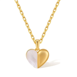 Détail du collier coeur en nacre et plaqué or 18 carats avec texture raffinée