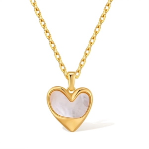 Gros plan du pendentif cœur en nacre sur une chaîne élégante plaquée or 18 carats