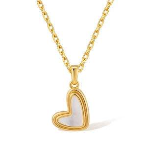 Détail du pendentif cœur en plaqué or 18K avec nacre sur une chaîne à maillons rectangulaires