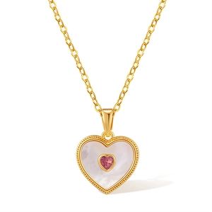 Détail du pendentif cœur en nacre avec pierre rose et finition en or 18 carats