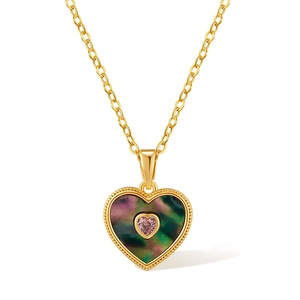 Détail d'un collier cœur plaqué or 18 carats avec incrustation de nacre foncée irisée
