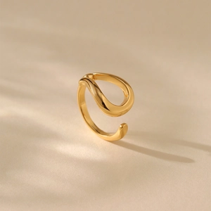Detailansicht des goldenen Wellenrings mit eleganten organischen Wassertropfen-Linien