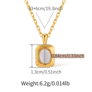 Vue détaillée du collier coeur doré avec dimensions de la chaîne et pendentif de 1,3 cm