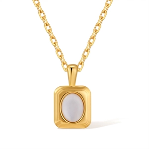 Collier doré avec pendentif rectangulaire en nacre et chaîne à maillons au style minimaliste