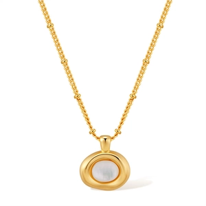 Détail de la chaîne satellite plaquée or 18 carats avec nacre d'irisage blanc pur