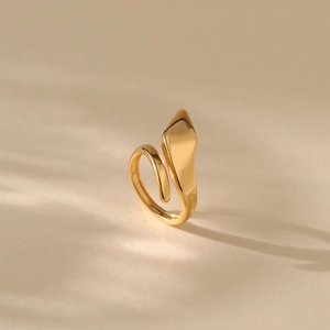 Detailaufnahme eines minimalistischen Goldrings mit poliertem, unregelmäßigem Design