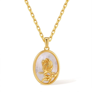 Détail d'un collier plaqué or 18K avec pendentif ovale en nacre et motif rose