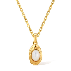 Détail du pendentif cœur martelé plaqué or 18 carats avec incrustation de nacre