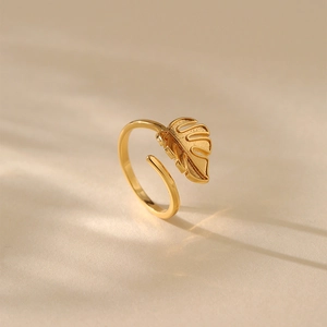 Detailansicht des goldenen Monstera-Blatt-Rings mit feiner Aderstruktur und offenem Design