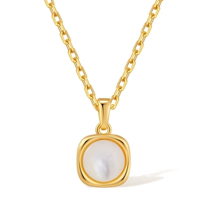 Détail du pendentif carré plaqué or 18 carats avec insert rond en nacre sur la chaîne
