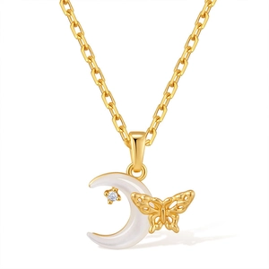 Détail du collier papillon or 18 carats avec croissant nacré blanc et étoile en zircone