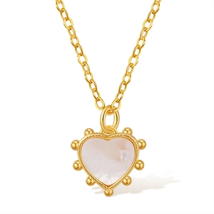 Détail du pendentif cœur en nacre blanche avec bordure perlée dorée élégante
