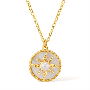Gros plan détaillé du pendentif solaire plaqué or 18 carats avec perle et nacre