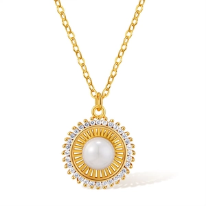 Détail d'un collier en or 18K avec pendentif perle rayon de soleil et zircons