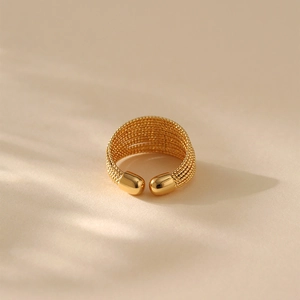 Verstellbarer goldener Ring mit Vintage-Flechtstruktur und polierten Metallperlen