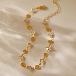 Detalle del tobillera bohemia dorada con cristales transparentes y cierre ajustable