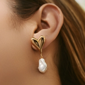 Eleganter herzförmiger Goldstecker mit weißer Barockperle als Tropfen am Ohrring