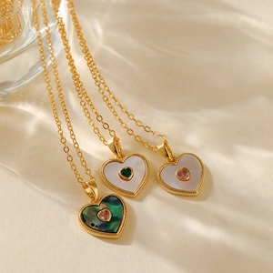 Trois colliers avec pendentifs cœur en nacre et plaquage or 18 carats au style rétro