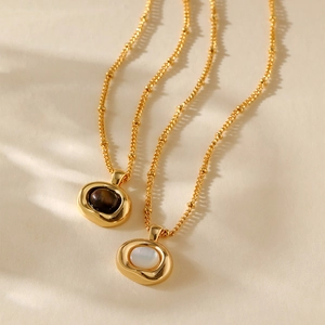 Collier vintage plaqué or 18 carats avec pendentifs en nacre et œil de tigre ovales
