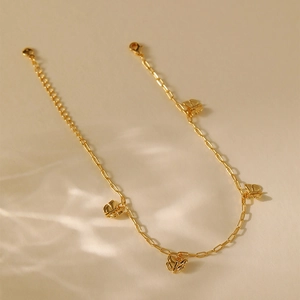 Elegante 18K vergulde enkelband met vier 3D vlinderbedeltjes en box-schakel