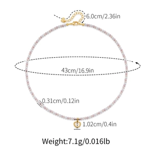 Detailweergave van de parelketting met gouden hart hanger en afmetingen in centimeters