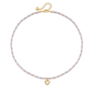 Roze en witte parelketting met gouden hartvormige hanger op een witte achtergrond