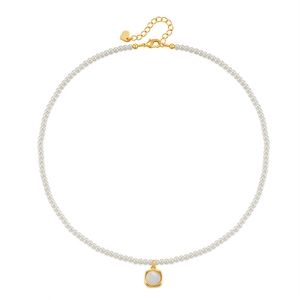 Handgemaakte ketting met witte parels en gouden vierkante schelphanger in Franse stijl